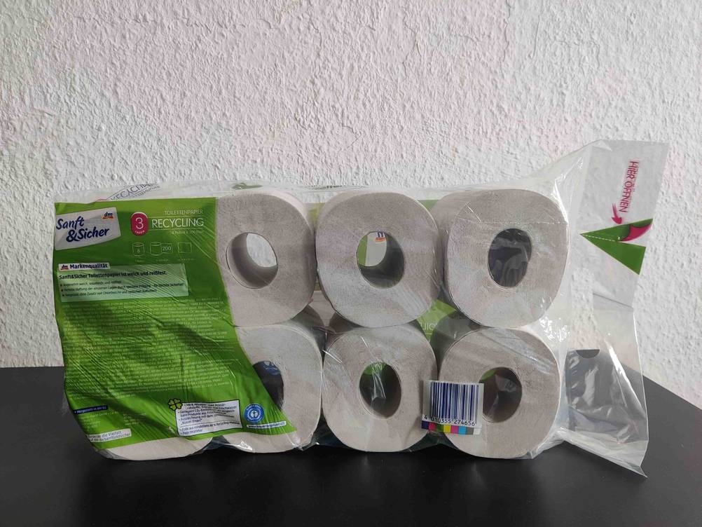 Rückseite einer Packung des getesteten Toilettenpapier 3-lagig vor einer hellen Wand.