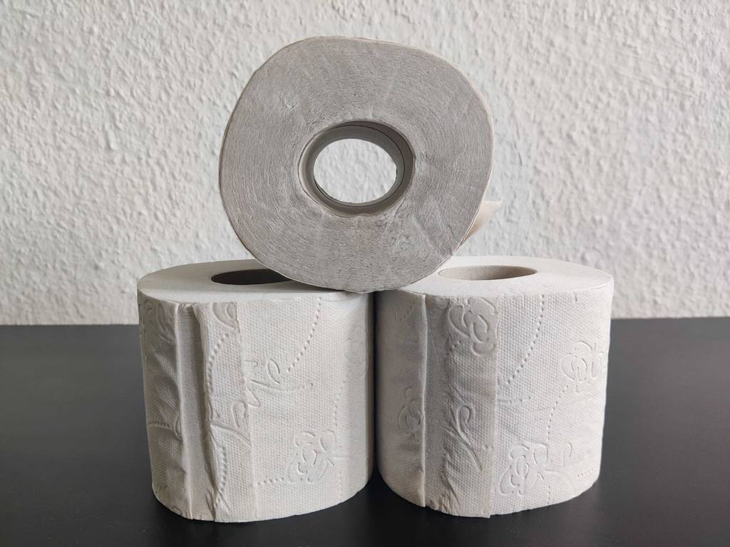 Ein 3-lagiges Toilettenpapier im Test: Drei Toilettenpapierrollen liegen aufeinander. 