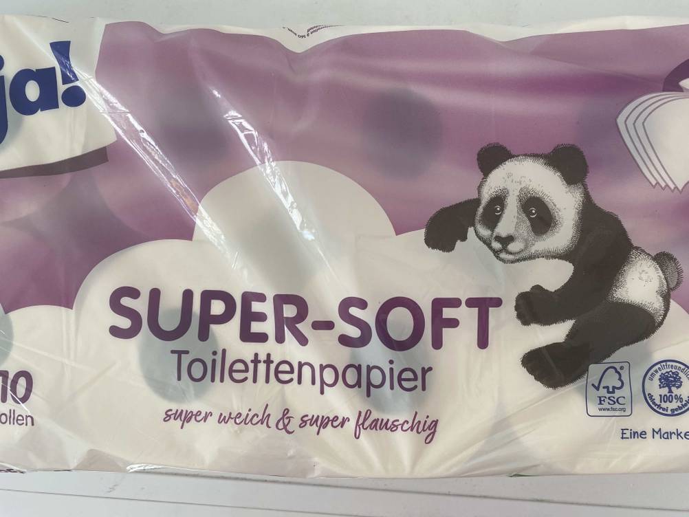 Nahaufnahme des Aufdrucks auf der Vorderseite einer Packung Toilettenpapier 4-lagig im Test.