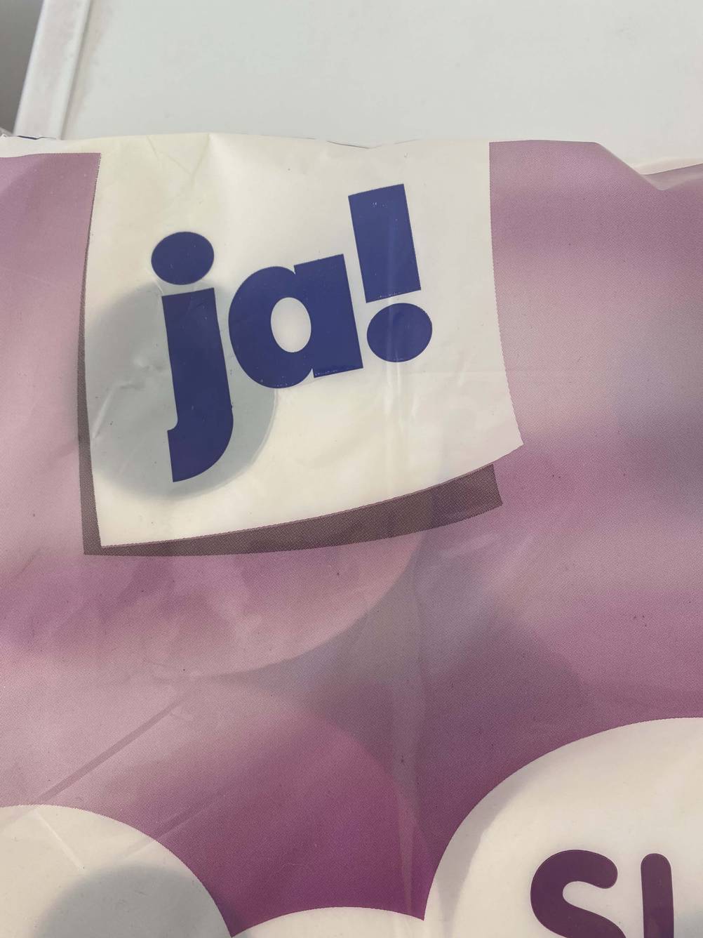 Nahaufnahme des Markennamens auf der Vorderseite der Verpackung des getesteten Toilettenpapier 4-lagig