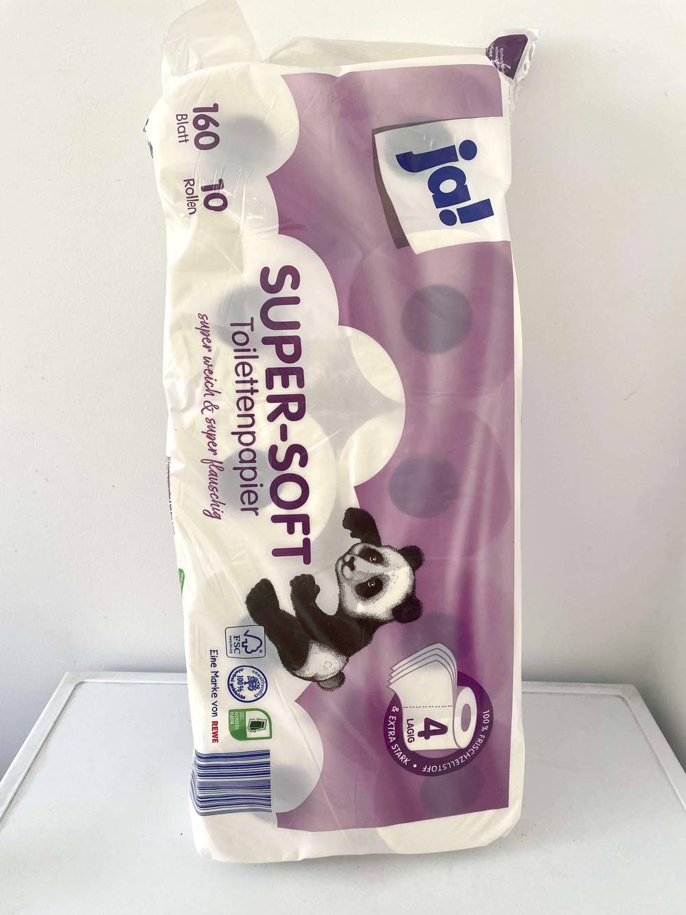 Ein 4-lagiges Toilettenpapier im Test: Eine Packung mit 10 Rollen steht auf einem Tisch.