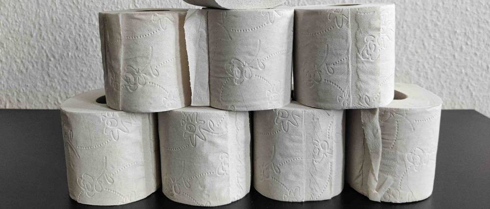 7 Rollen Toilettenpapier aufgestapelt