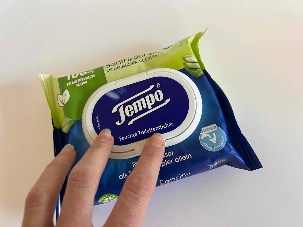 Toilettenpapier-Test: Finger auf einer Packung feuchtem Toilettenpapier.