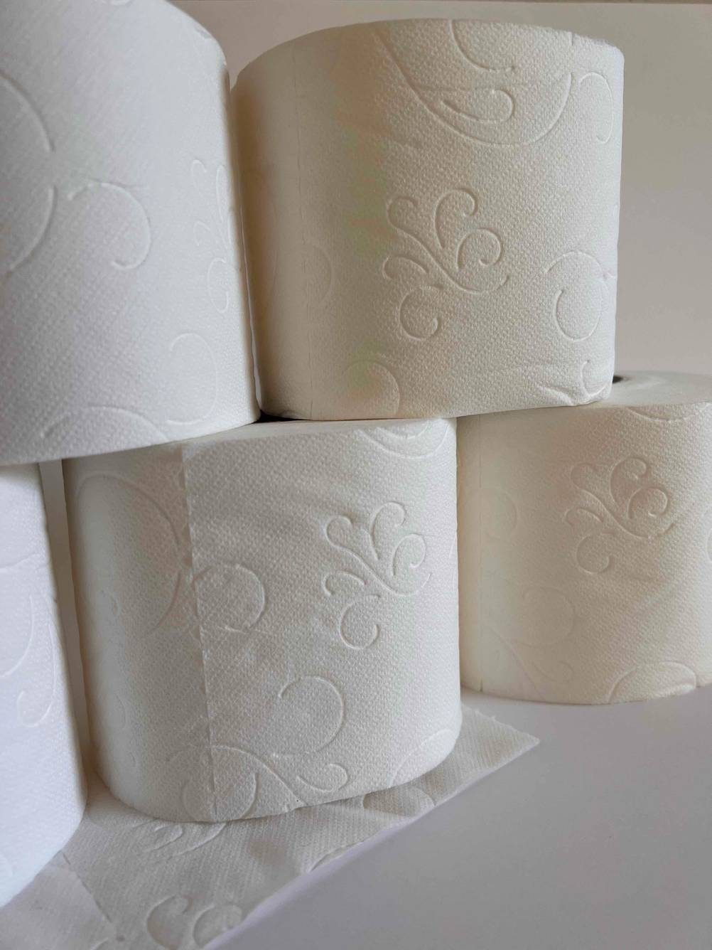 Mehrere aufeinander gestapelte Rollen Toilettenpapier im Test.