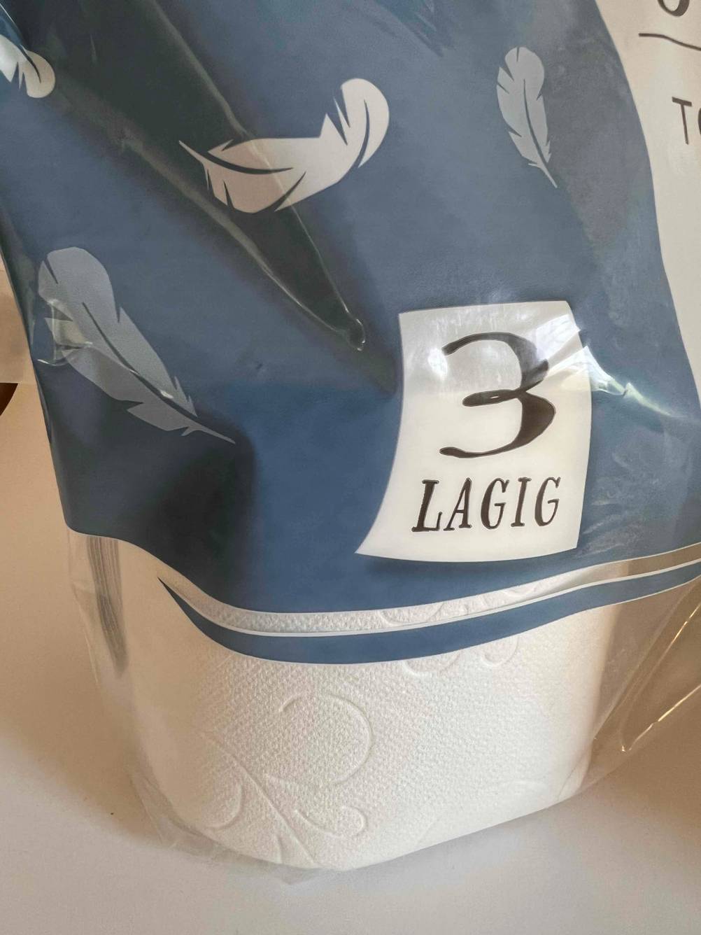 Nahaufnahme des Aufdrucks '3 lagig' auf einer Packung des getesteten Toilettenpapiers.