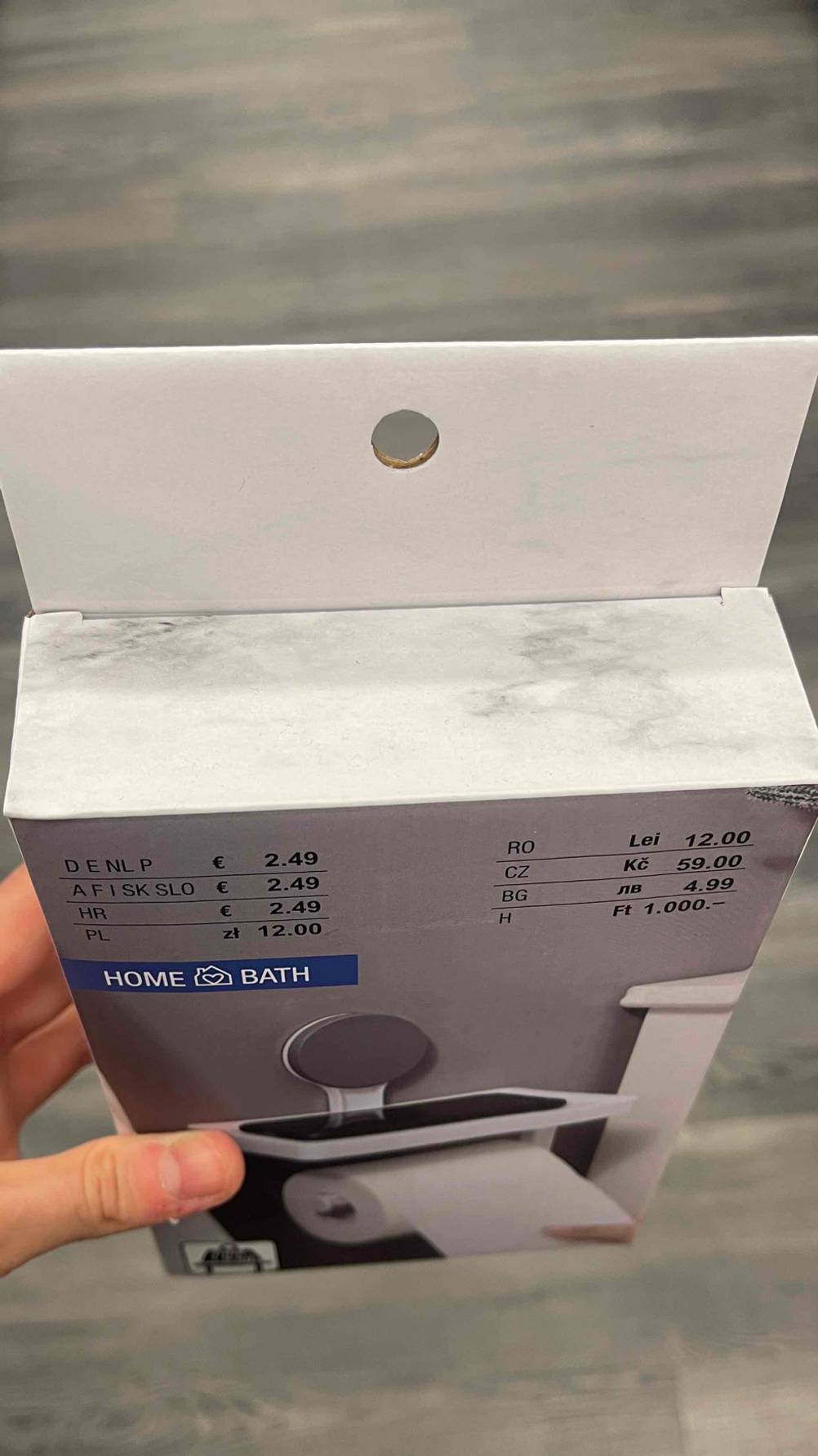Eine Packung des getesteten Toilettenpapierhalters von oben.