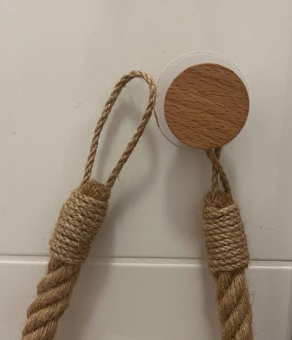 Toilettenpapierhalter ohne Bohren getestet: Nahaufnahme des Knopfes mit ausgehacktem Band.