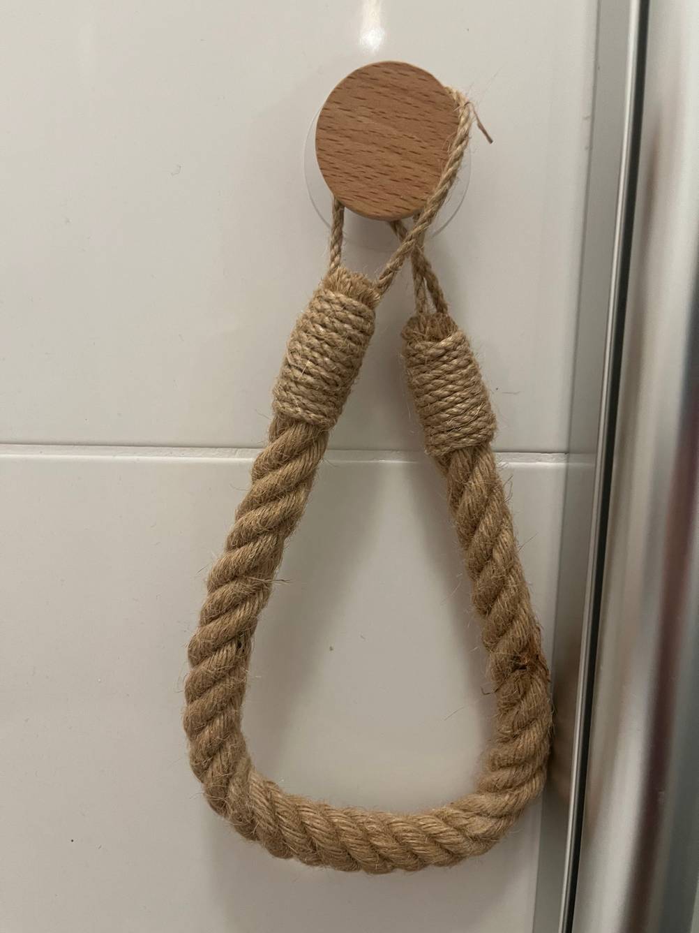 Ein getesteter Toilettenpapierhalter ohne Bohren an einer Fließenwand angebracht.
