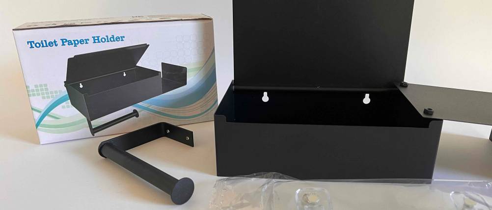 Toilettenpapierhalter-ohne-Bohren-Test: Dieser ausgepackte Toilettenpapierhalter besteht aus mehreren Teilen.