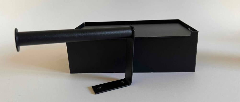 Toilettenpapierhalter ohne Bohren im Test: Der Bügel aus Metall wird vor der Montage an die Unterseite der Box geschraubt. 