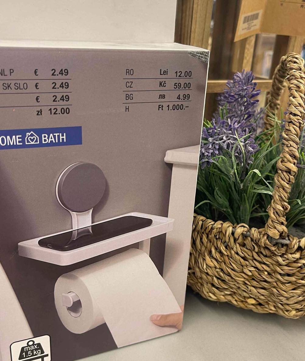 Toilettenpapierhalter getestet: Nahaufnahme der Vorderseite der Verpackung mit Grafik und Preisangaben.