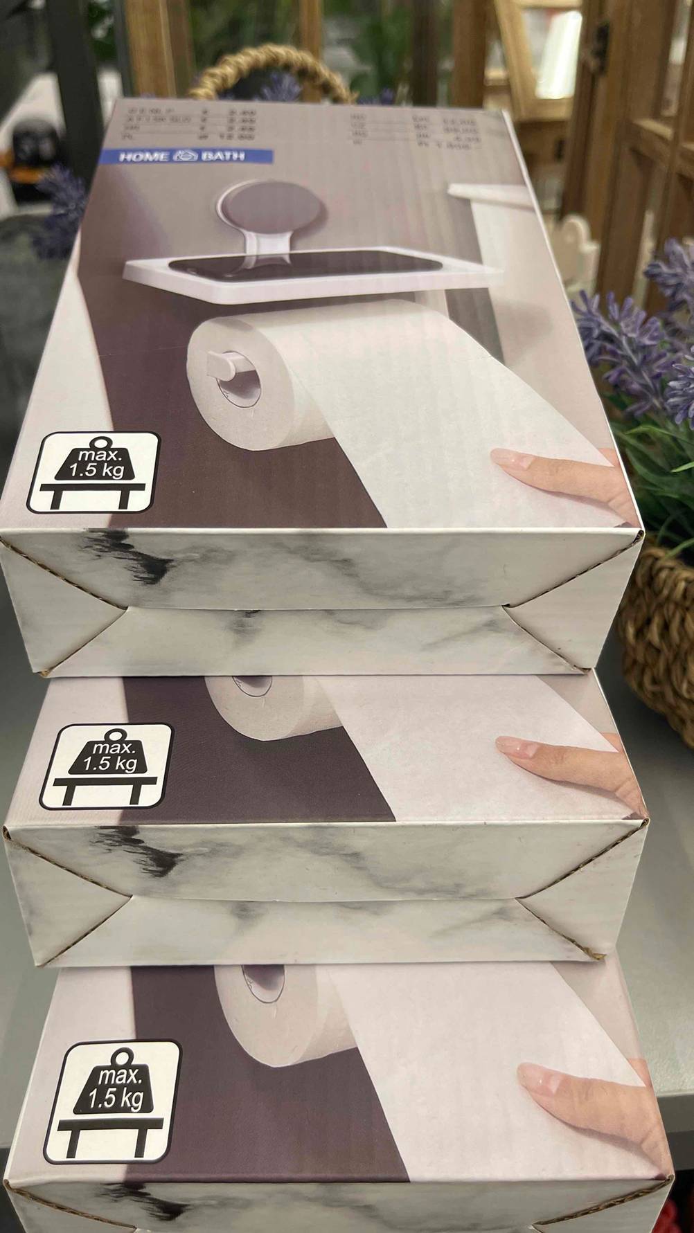 Toilettenpapierhalter getestet: Nahaufnahme des Boden der Verpackungen.