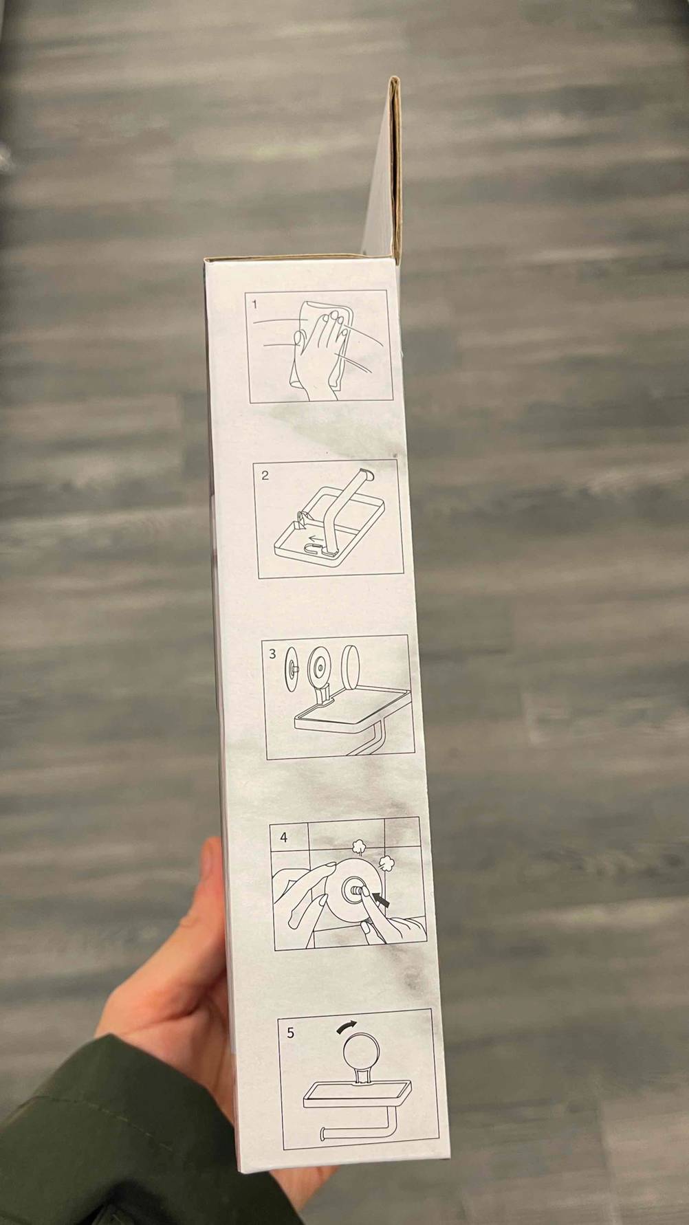 Seitenansicht der Verpackung des getesteten Toilettenpapierhalters mit Grafiken.