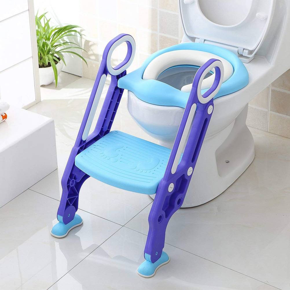 Kinder-Toilettensitz im Test: Mit einer Treppe kommen die Kinder sicher auf die Toilette.