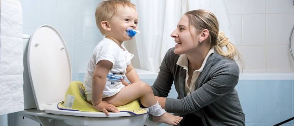 Kinder-Toilettensitz im Test: Eine Mutter mit ihrem Kind auf der Toilette