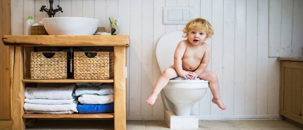 Toilettensitz für Kinder im Test: Ein kleines Kind auf der Toilette.