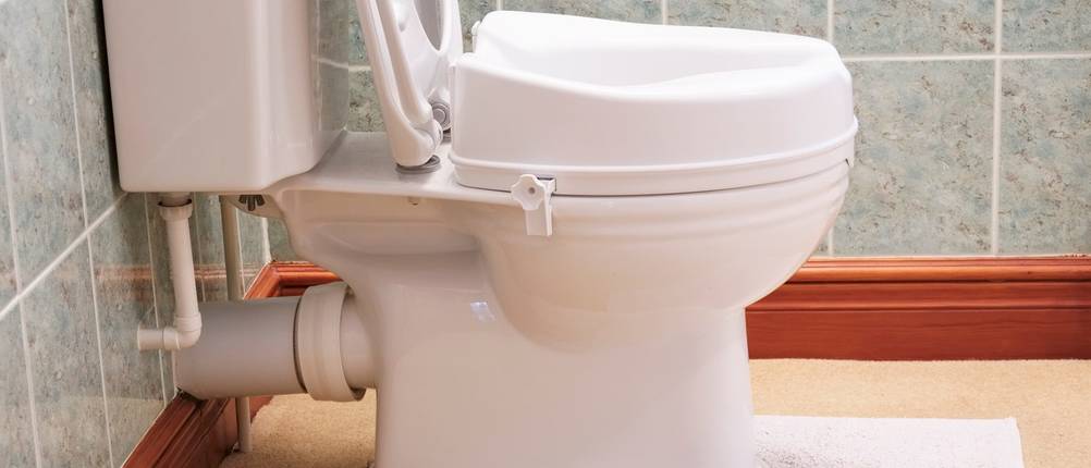 toilettensitzerhöhung-mit-armlehnen-test