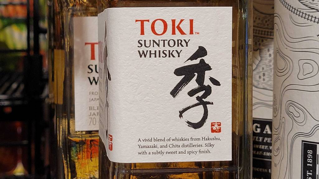 Detailansicht eines weißen Etiketts Toki Suntory, japanischer Whisky im Test.