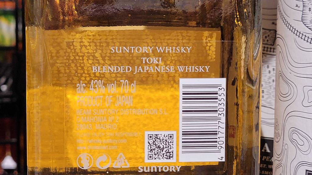 Nahaufnahme der rückwärtigen Produktbeschreibung auf einer transparenten Flasche mit japanischem Whiskys im Test.