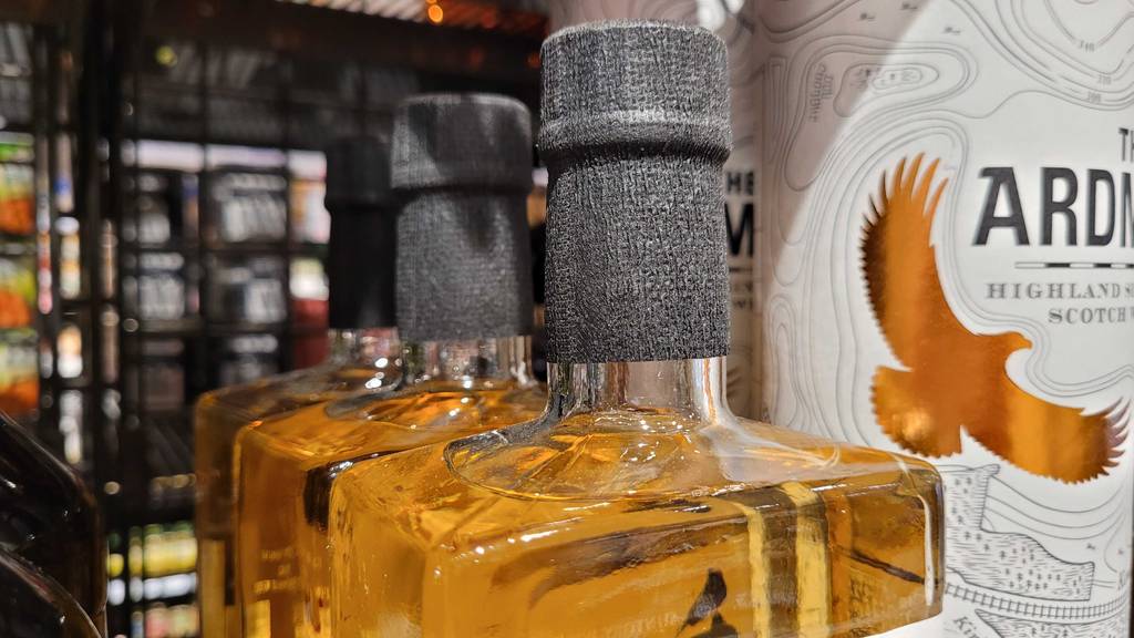 Nahaufnahme des Flaschenhalses mit versiegeltem Verschluss eines japanischen Whiskeys im Test.