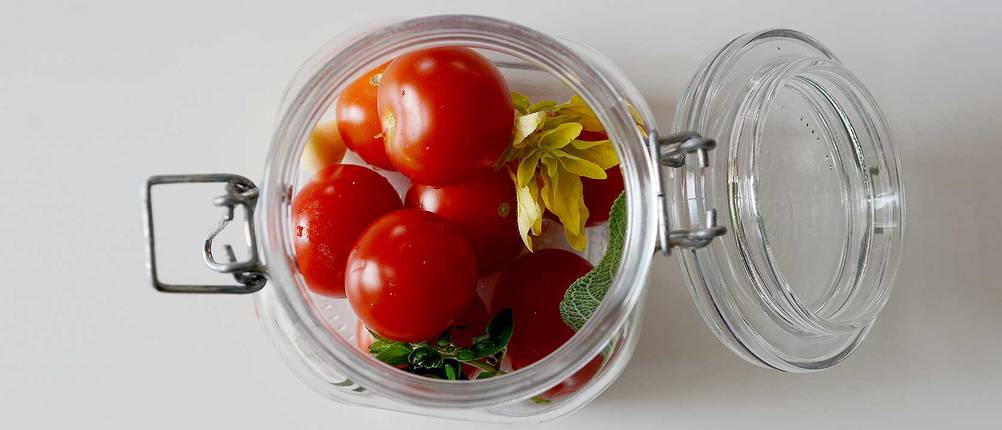 tomaten-fermentieren-kraeuter-fuellen