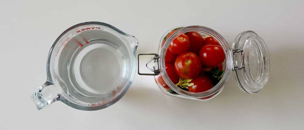 tomaten-fermentieren-salzwasser-aufgiessen
