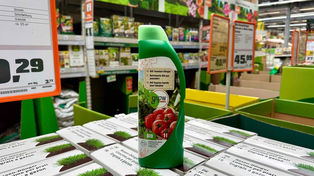 Getestet: Ein Tomatendünger auf mehreren Packungen Rasen-Dünger in einem Laden.
