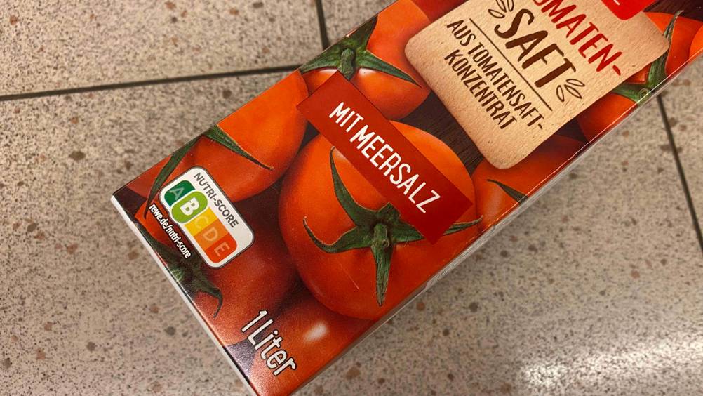 Nahaufnahme der Vorderseite einer Packung des getesteten Tomatensaftes mit Infoaufdruck.