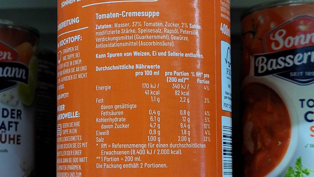 Tomatensuppe-Dose getestet: Nahaufnahme der Nährwerte auf der Rückseite der Dose.
