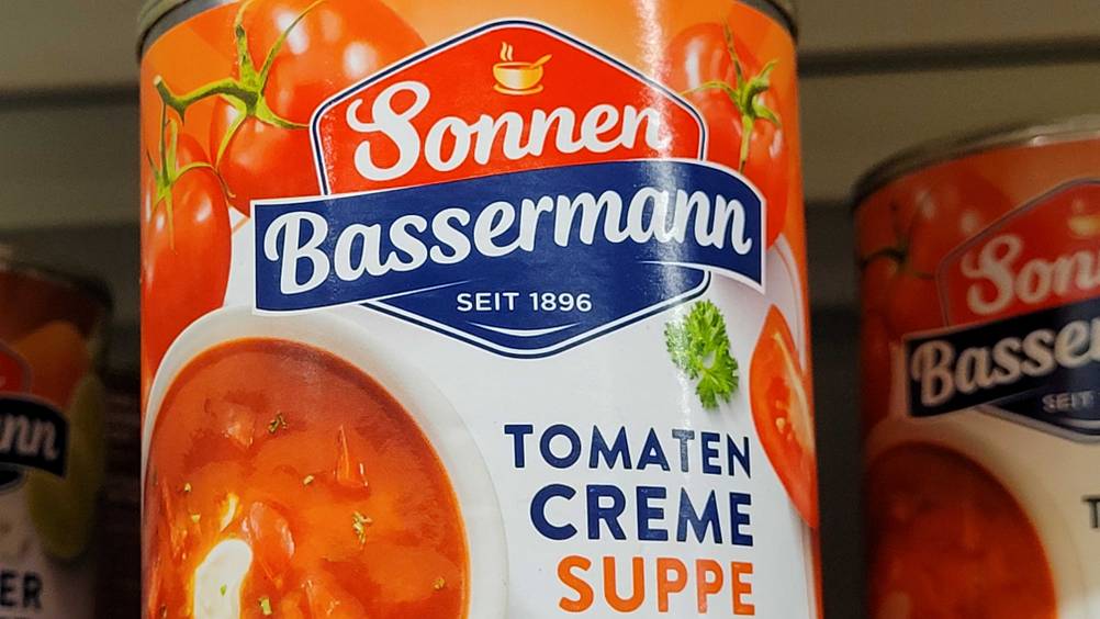 Tomatensuppe-Dose im Test: Nahaufnahme der Vorderseite der Dose mit Logo.