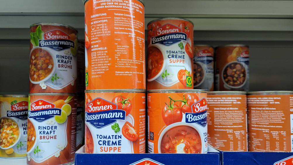 In einem Regal stehen mehrere Tomatensuppe-Dosen im Test.