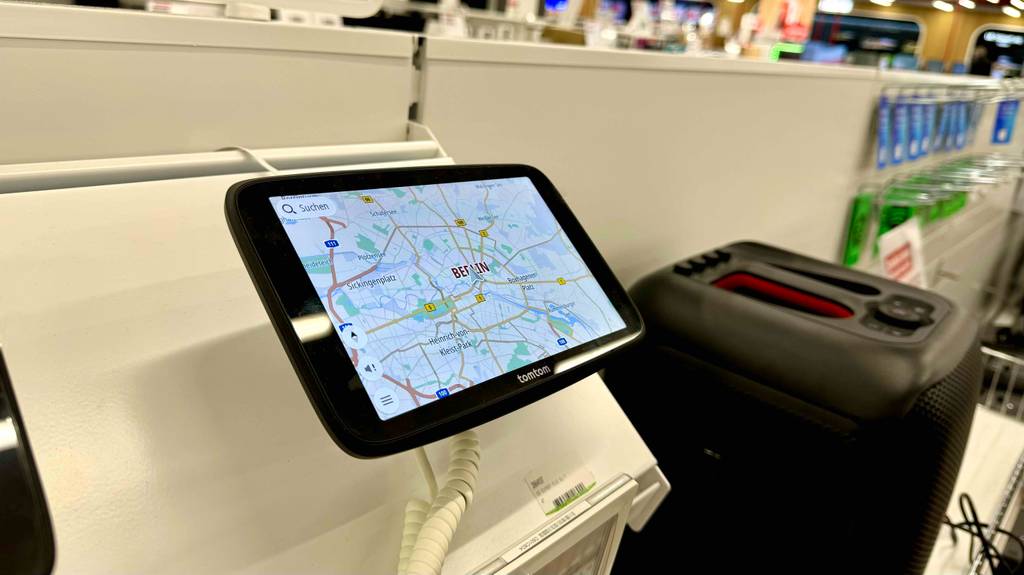 Ein Lkw-Navi im Test befindet sich eingeschaltet in einem Ausstellungsbereich.
