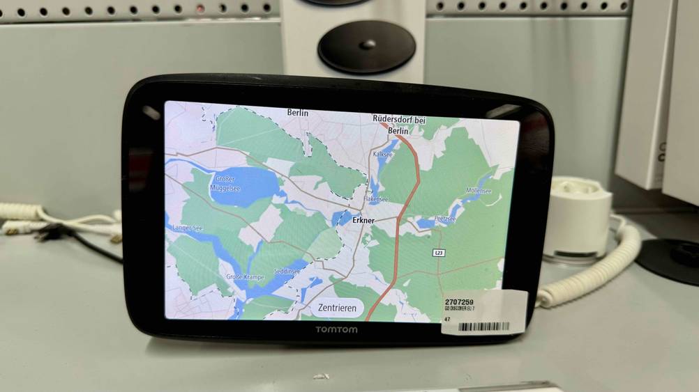 Getestet: Ein TomTom-Navi von vorne mit angezeigter Karte.