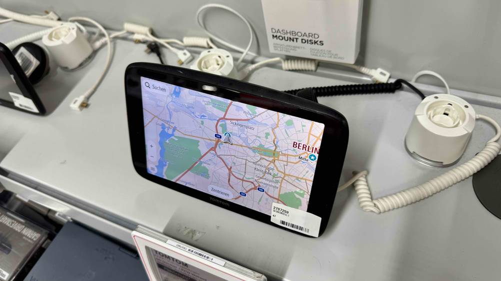 TomTom-Navi getestet: Ein Gerät auf einem Verkaufsregal von oben.
