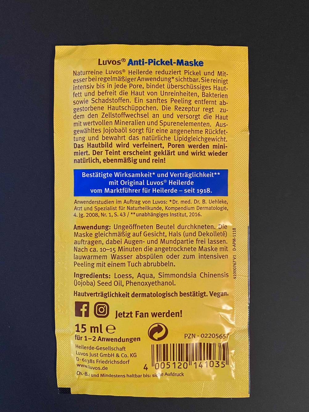 Inhaltsstoffe von getesteter Tonerde auf Rückseite von Verpackung