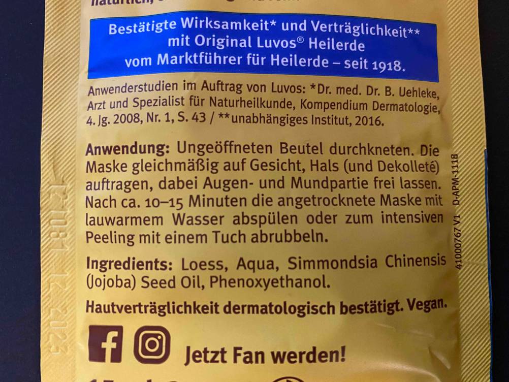 Tonerde-Maske getestet: Nahaufnahme der Rückseite mit Anwendungshinweisen.