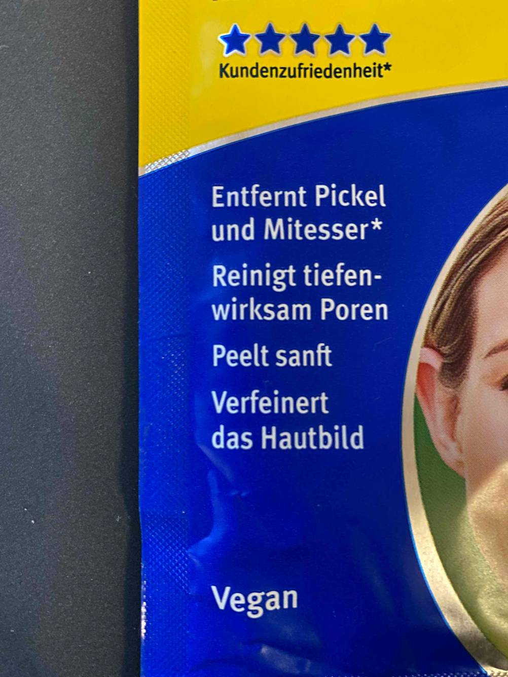 Nahaufnahme der Informationen auf der Vorderseite der Verpackung einer getesteten Tonerde-Maske.