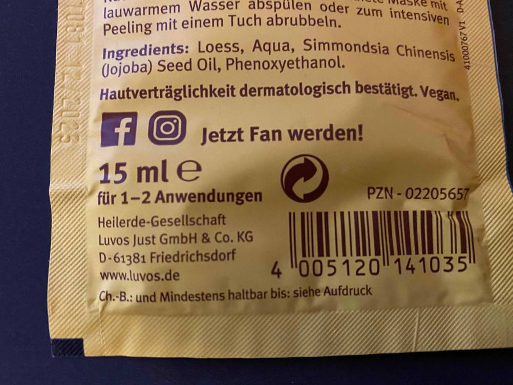 Tonerde-Maske getestet: Nahaufnahme der Rückseite der Verpackung mit Strichcode und Mengenangaben.