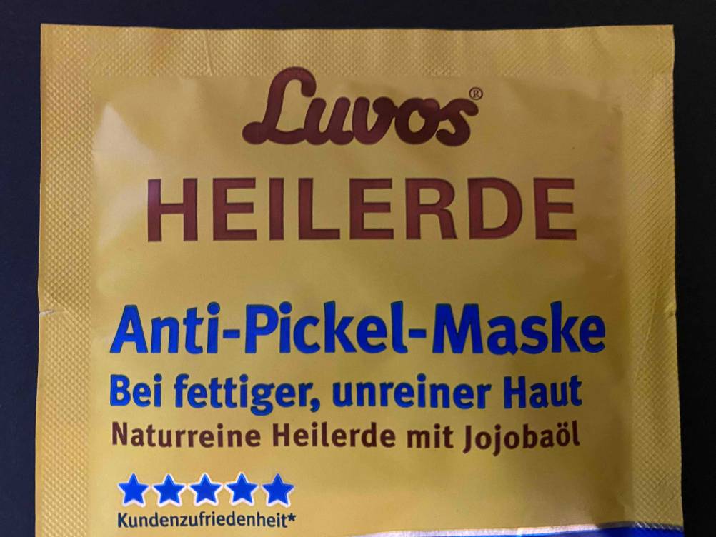 Nahaufnahme des Logos einer Tonerde-Maske im Test.