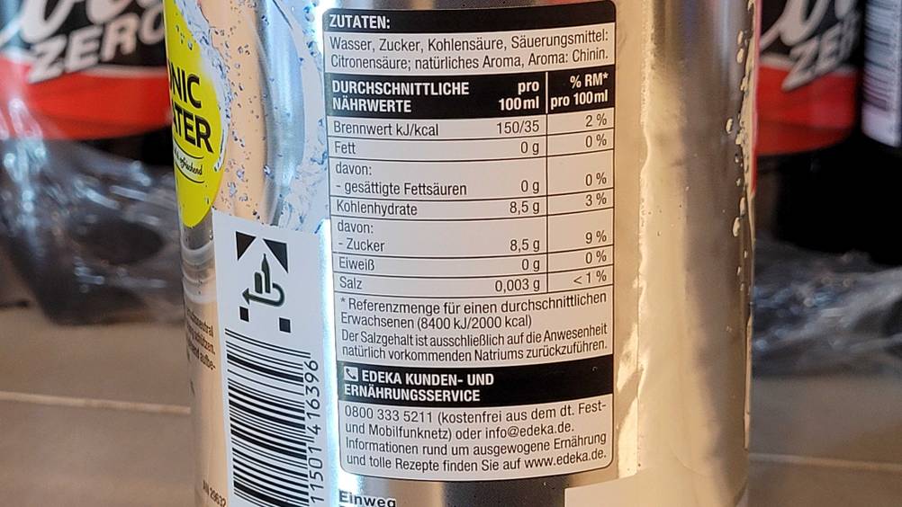 Tonic Water im Test: Nahaufnahme des Labels mit Zutaten und Nährwerten.