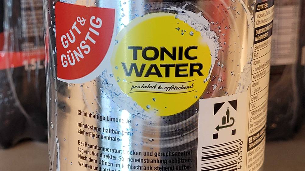 Tonic Water getestet: Nahaufnahme des Aufdrucks auf der Flasche mit Logo und Artikelbezeichnung.