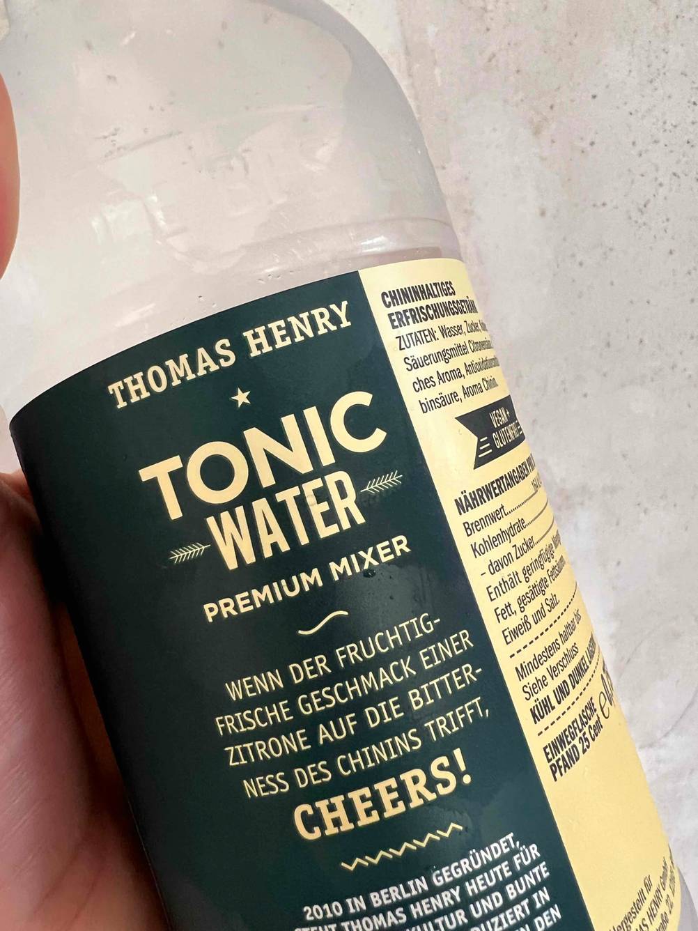 Nahaufnahme des Labels einer Flasche Tonic Water im Test mit Markenname.