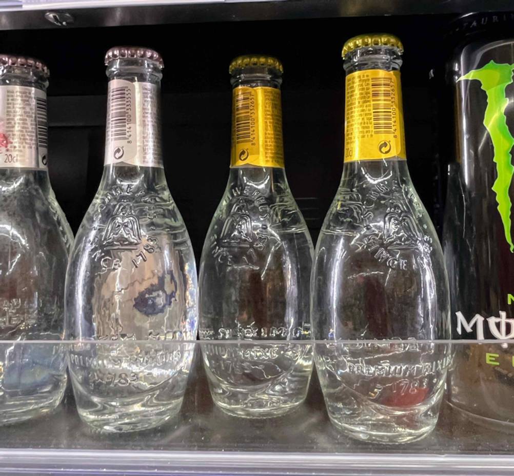 Mehrere Flaschen des getesteten Tonic Waters mit der Rückseite nach vorne in einem Verkaufsregal.