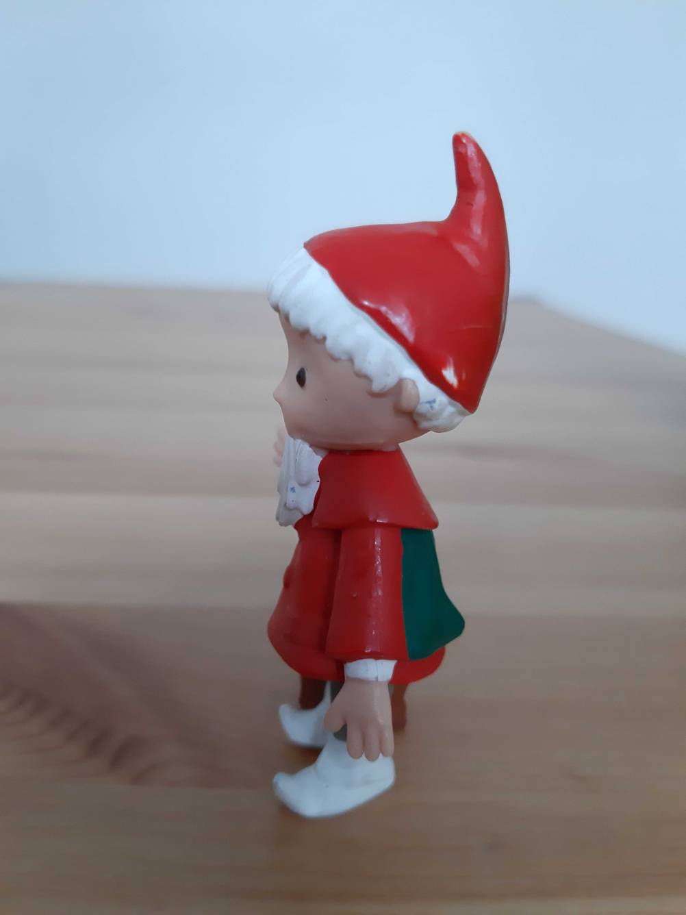Im Test: Eine Tonie-Figur von der Seite auf einem Holztisch.