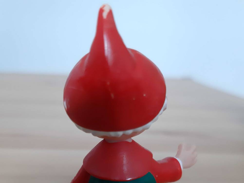 Nahaufnahme der Mütze einer getesteten Tonie-Figur von hinten.