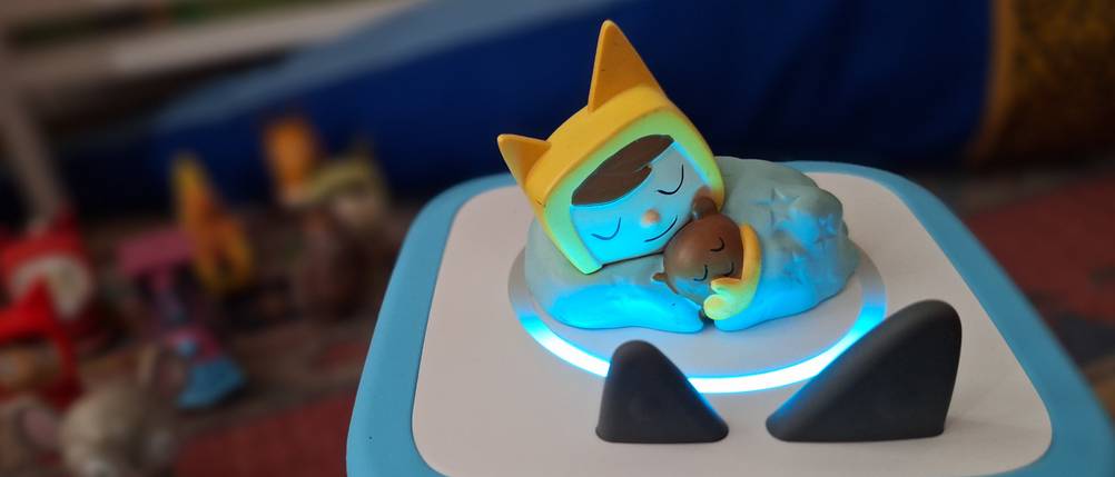 Toniebox 2 mit darauf abgestellter Figur und leuchtendem LED-Ring.