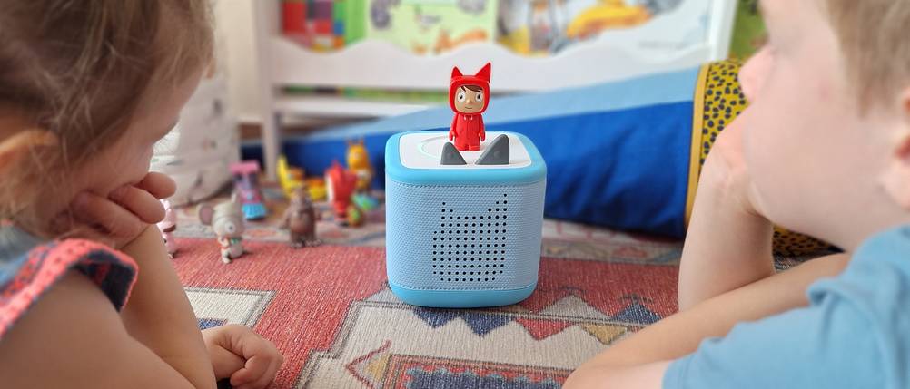 Die Toniebox 2 beschallt unsere zwei kleinen Tester im Kinderzimmer-Testlabor.
