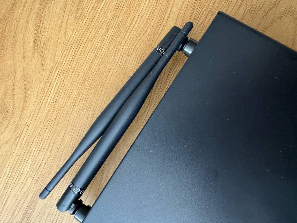 Funkmikrofone-Test: Detailansicht eines schwarzen Verstärkers inklusive zweier Antennen.