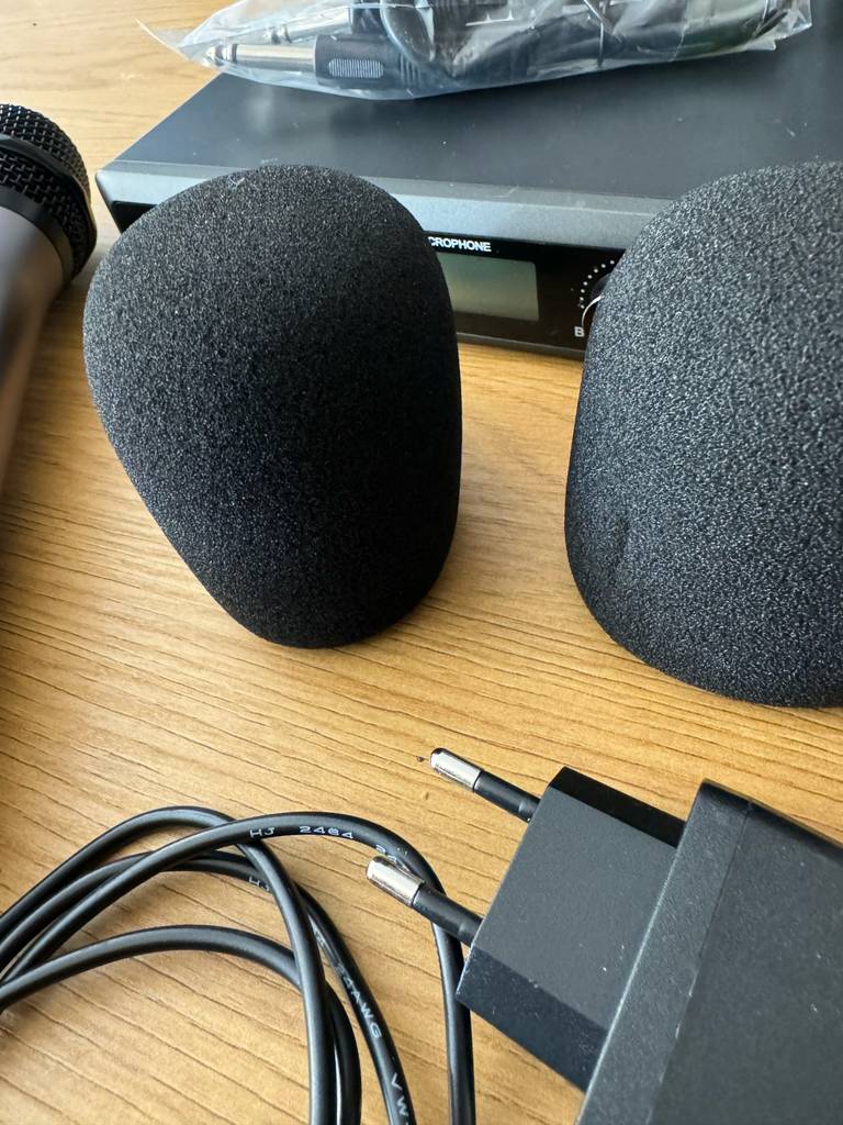 Funkmikrofone im Test: Detailansicht zweier Windschutz-Überzüge und des elektrischen Kabels.