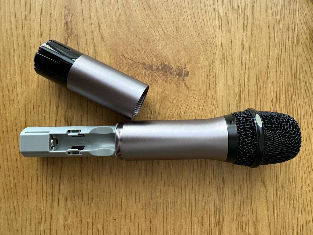 Detailansicht des Batteriefachs eines getesteten Funkmikrofons.